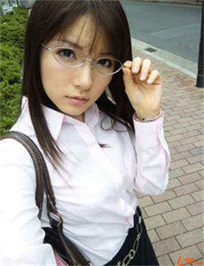 《泳池娇娃》