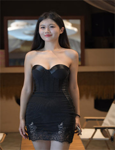 《强行扒开女同桌腿玩弄的视频》